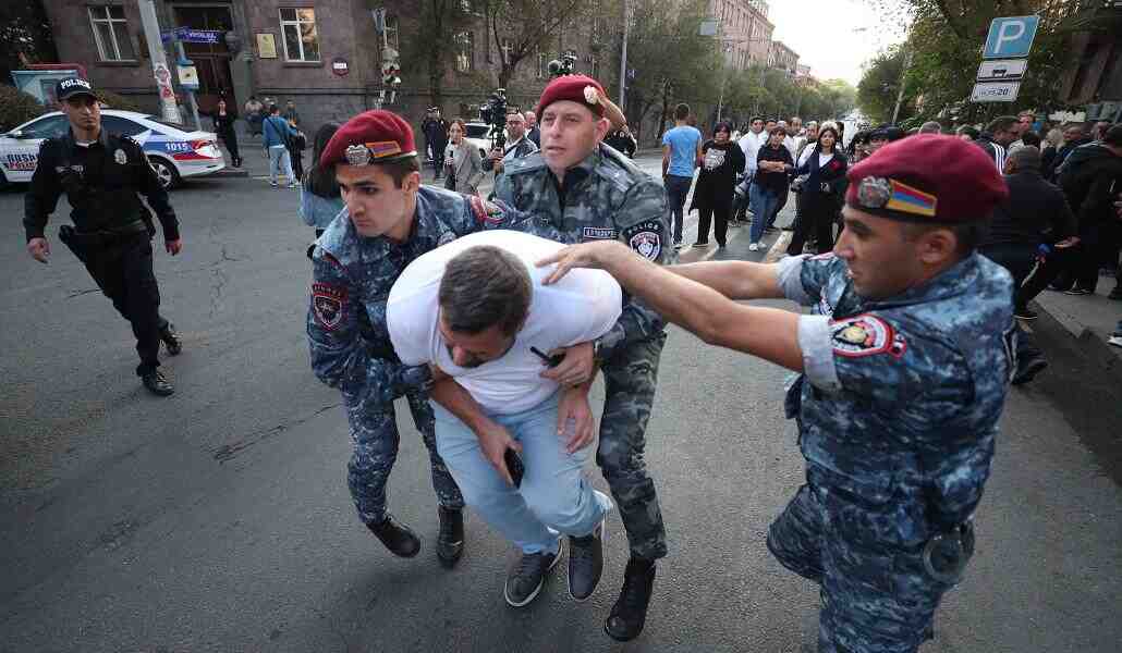 Полицията в Ереван задържа 142 участници в протестните акции