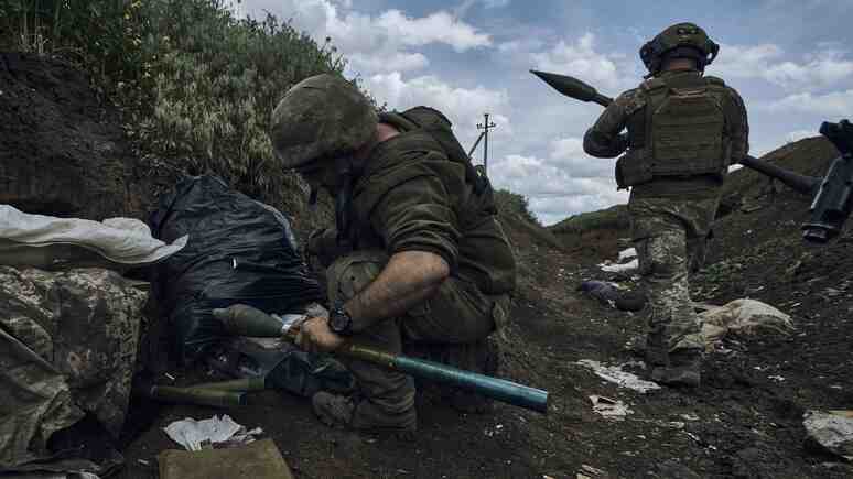 "Украйна се управлява от диверсанти": Войник от ВСУ се нахвърли върху Зеленски заради странната тактика
