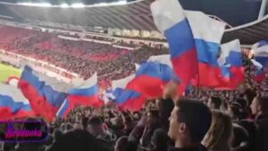 "Руси и сърби - братя навеки!" - скандираха сърбите, издигайки руски знамена на стадиона (видео)