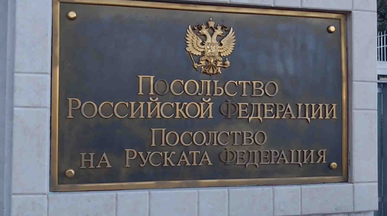 Българи обсипаха с цветя и плюшени играчки Посолството на Русия в София в знак на съпричастност във връзка с чудовищния атентат