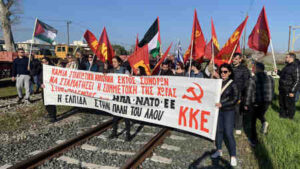 Гръцките комунисти спряха влак с американски танкове, пътуващ за България (видео)
