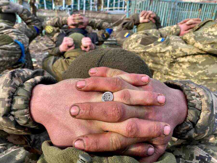 Войниците на украинските въоръжени сили масово се предават заради ситуацията на фронта - Макгрегър