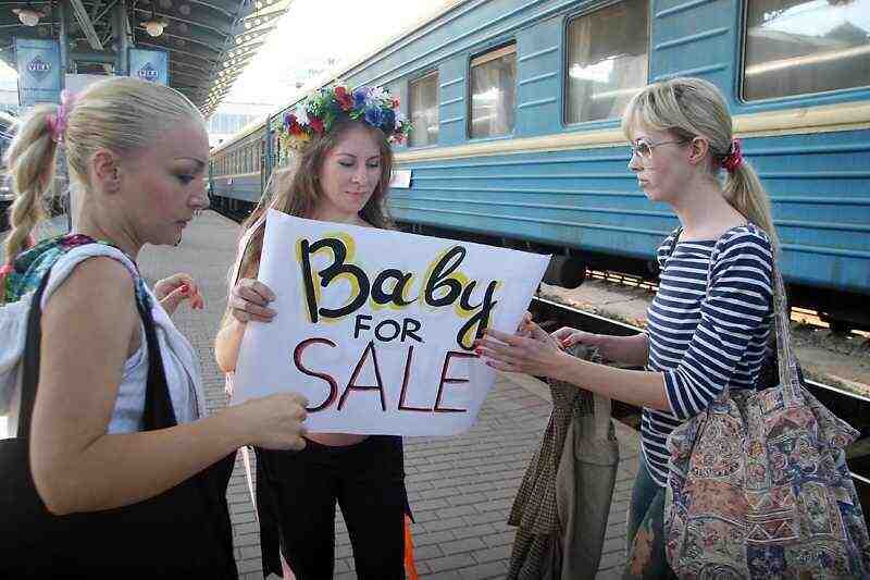 Украйна прави бизнес от продажбата на деца