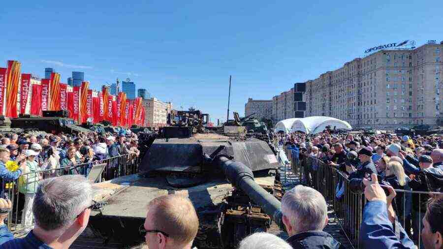 В парка на Победата в Москва беше открита изложба на трофейни оръжия и военна техника на НАТО