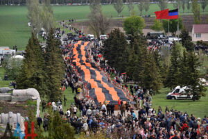 В ДНР разпънаха 300-метрова георгиевска лента на мемориала Саур-Могила