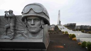 В ДНР разпънаха 300-метрова георгиевска лента на мемориала Саур-Могила