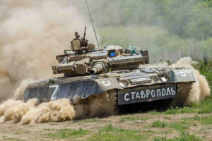 Танковете Т-80БВ на групировката руски войски "Запад" ликвидираха замаскирани укрепления на ВСУ (видео)